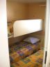 Camping Auvergne : Chambre équipé de 3 lits simples dont un rabattable
