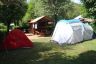 Camping Frankrijk Auvergne : emplacement ombrage très spacieux