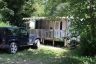 Camping Auvergne : Le petit mobile-home 2 chambres avec salon de jardin et parasol