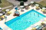 Campsite France Auvergne : La grande piscine chauffée 18 m x 9 avec parasols et bains de soleil
